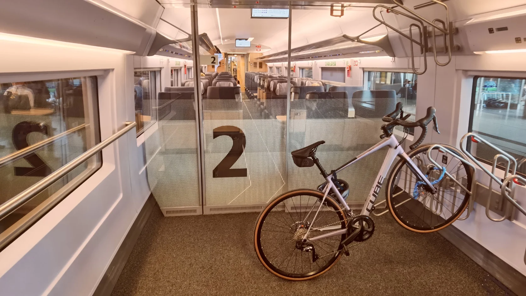 Bicicleta propia en el tren o alquiler en destino: qué compensa según el viaje