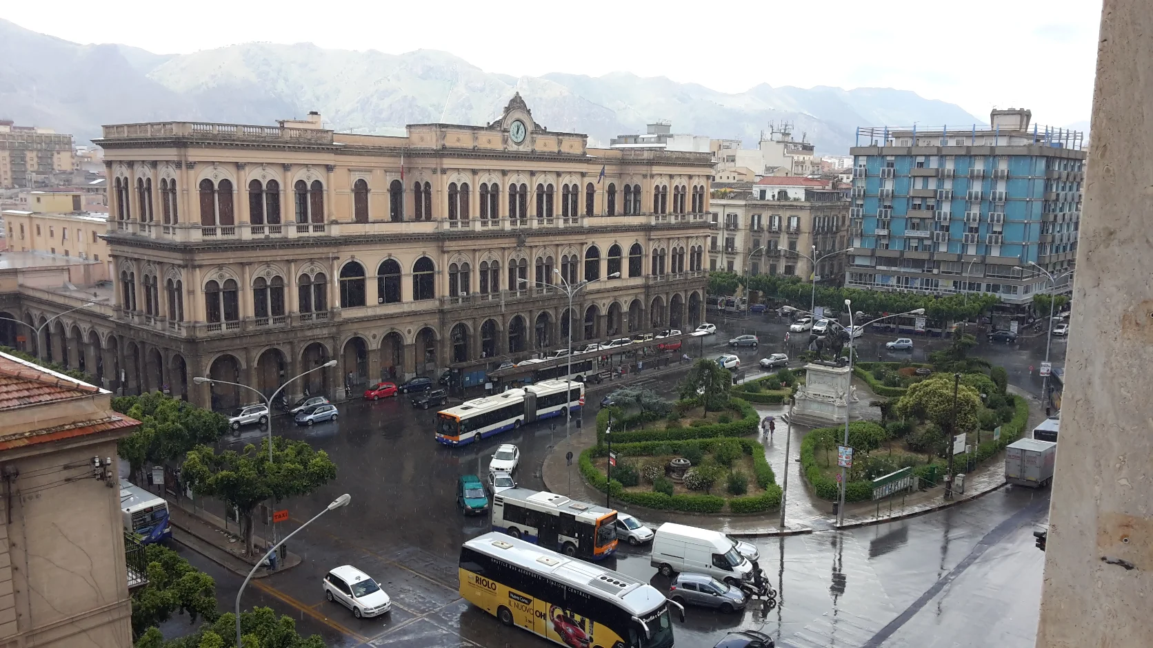 Palermo Centrale, la fachada que resume siglos de historia siciliana