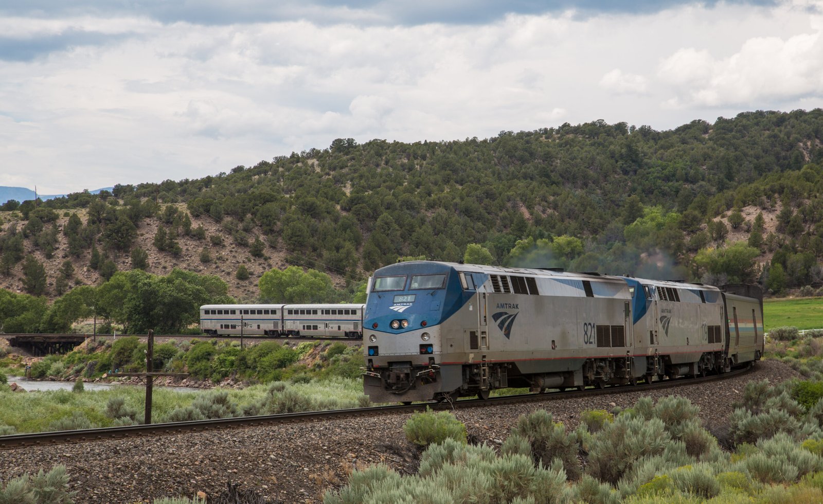 El California Zephyr de Amtrak con coches Superliner junto al rio Colorado