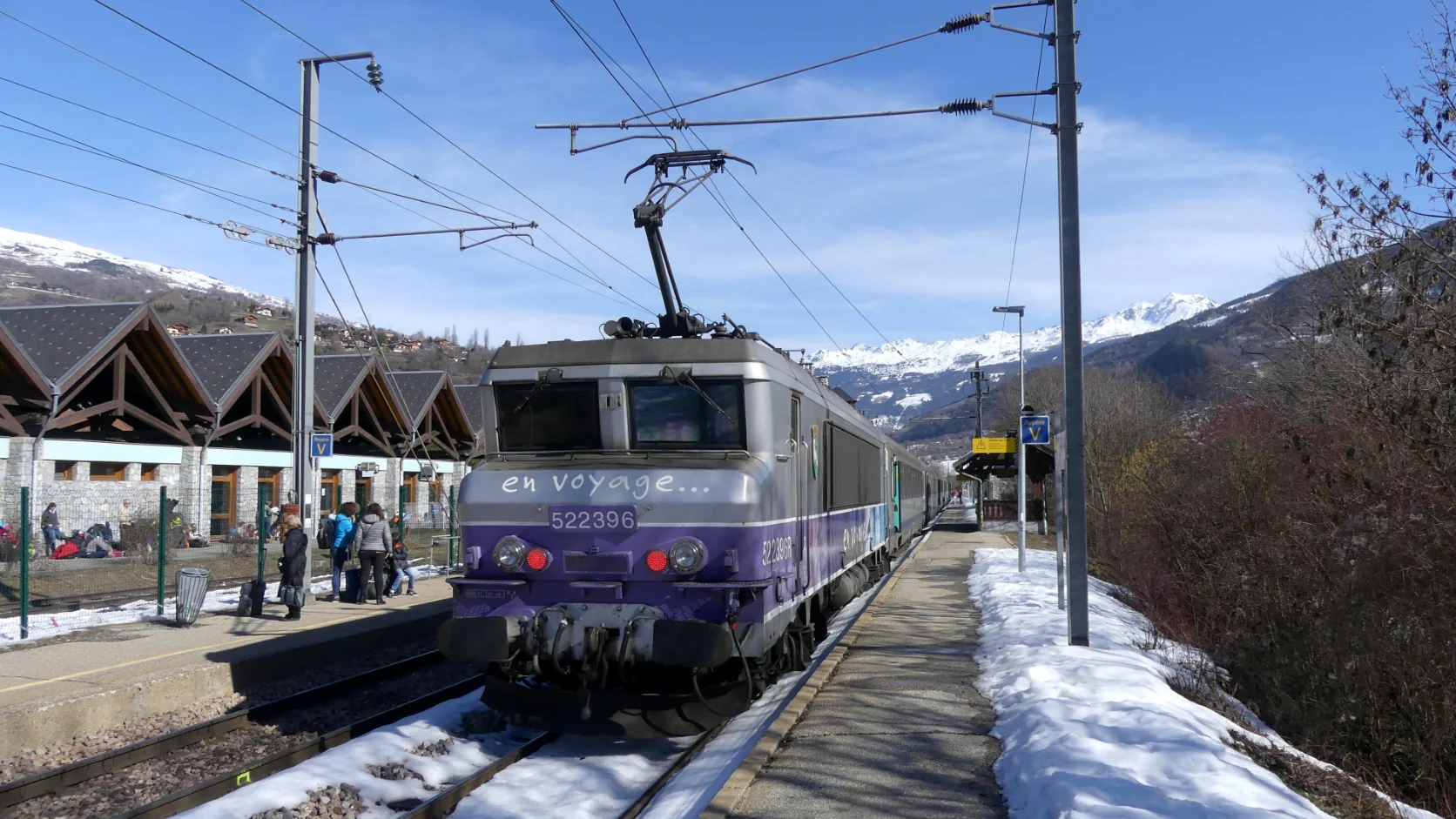 Cruzar los Alpes en tren en temporada de nieve: qué cambia respecto al verano