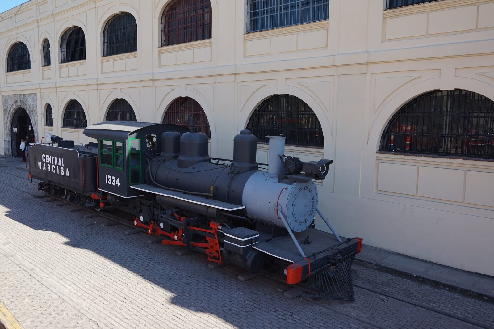 Locomotora historica ante la fachada de la Estacion Central de Ferrocarriles de La Habana