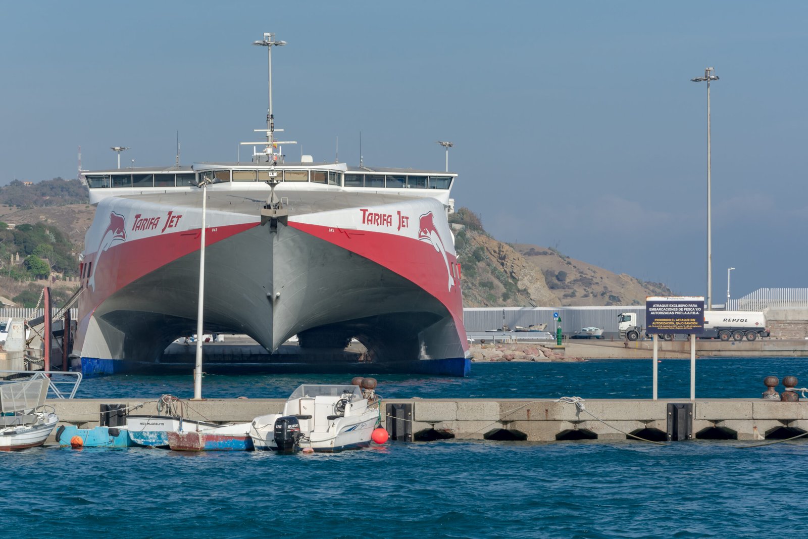 El catamaran Tarifa Jet de FRS atracado en el puerto de Tarifa para la travesia a Tanger
