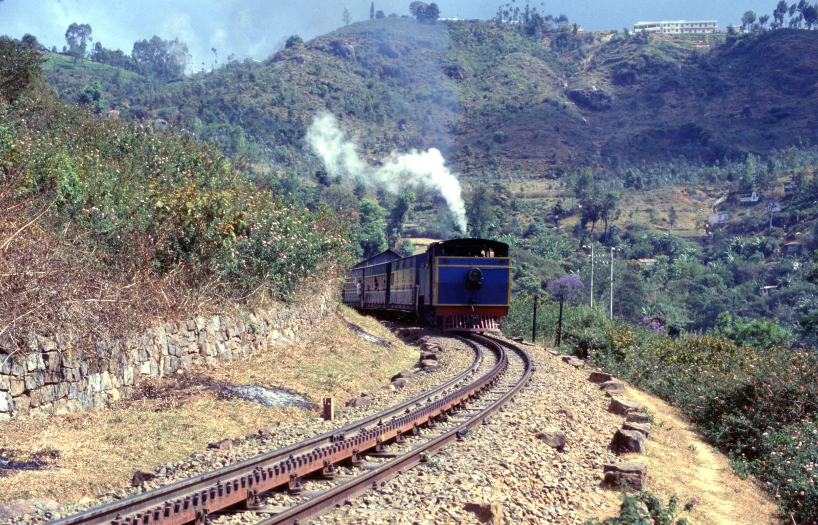 Tren de vapor del Nilgiri Mountain Railway en la subida a las colinas Nilgiri