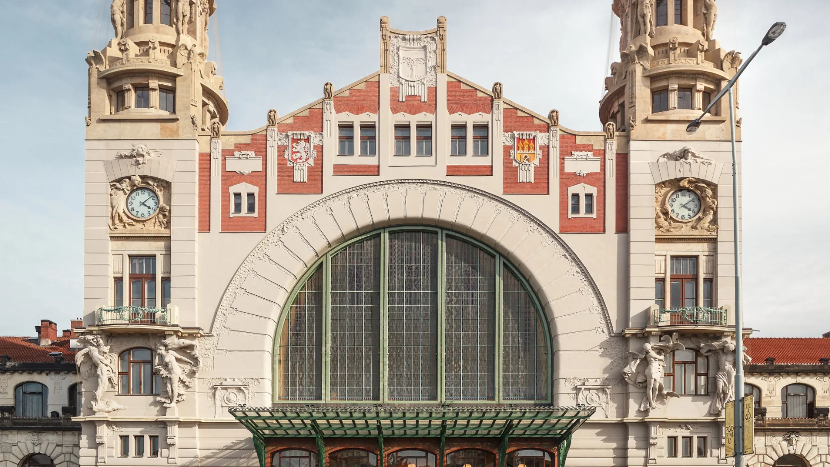 Qué elementos art nouveau descubrir en la fachada de la estación de Praga Hlavní Nádraží