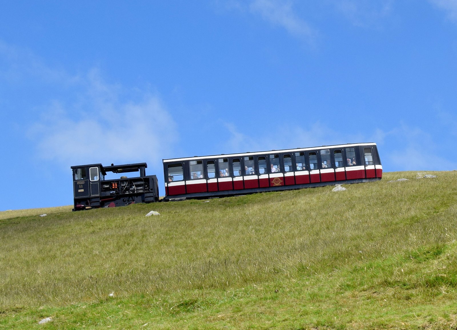 Tren del Snowdon Mountain Railway subiendo la ladera del Yr Wyddfa