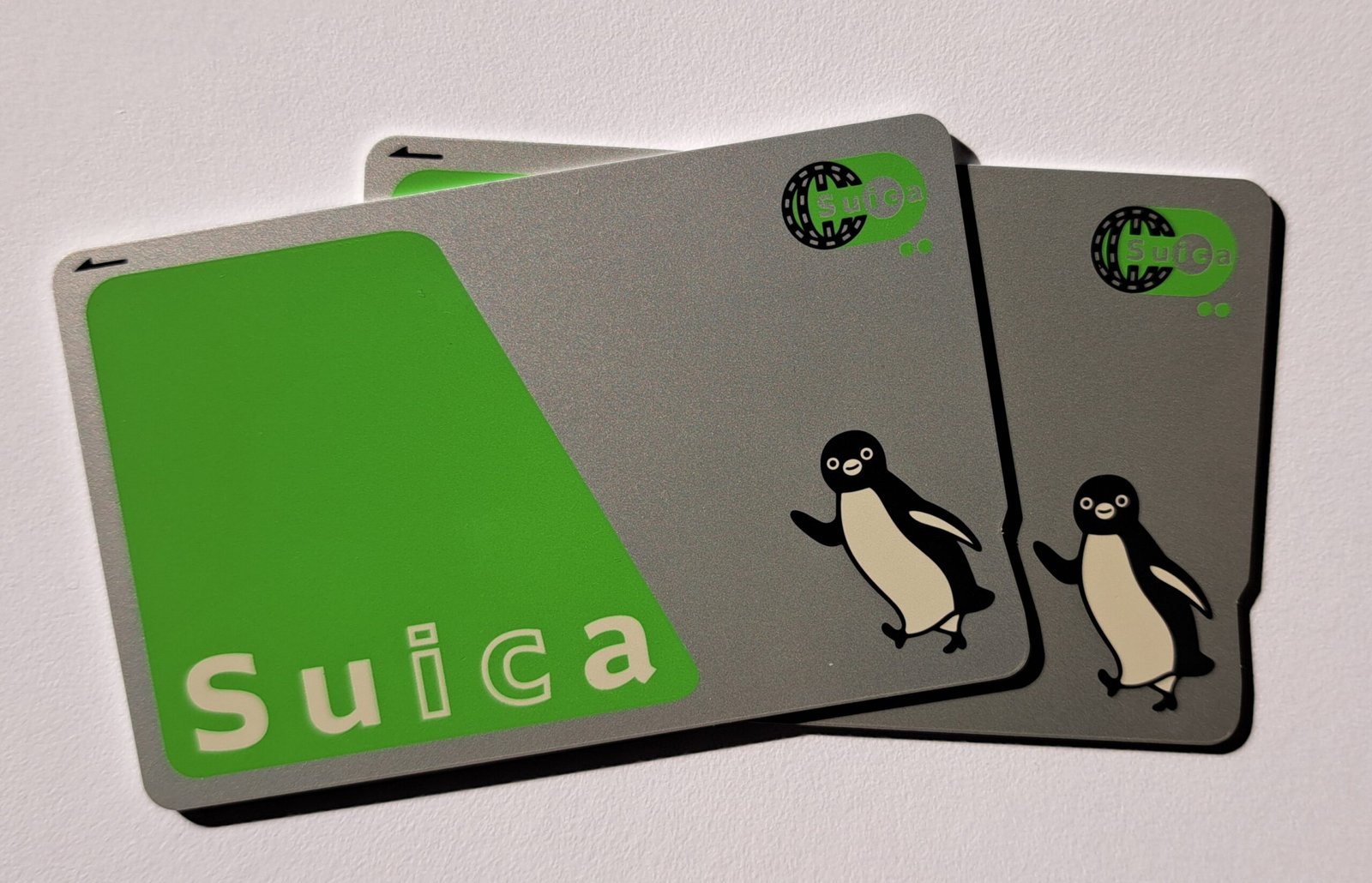 Dos tarjetas IC japonesas Suica con el logotipo del pinguino