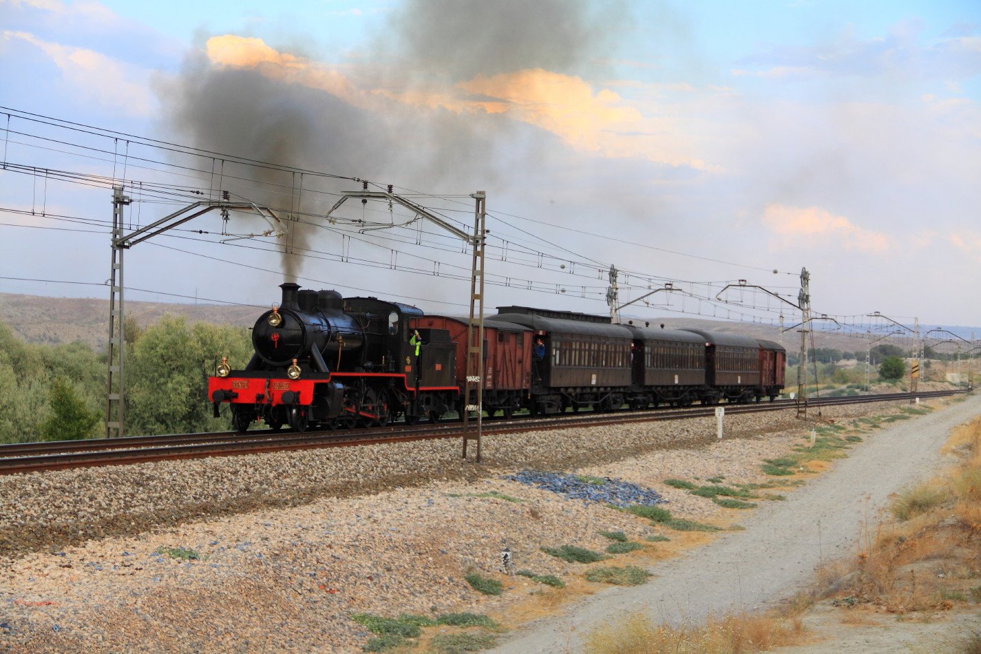 El Tren de la Fresa remolcado por la locomotora de vapor Guadix con sus coches historicos de madera