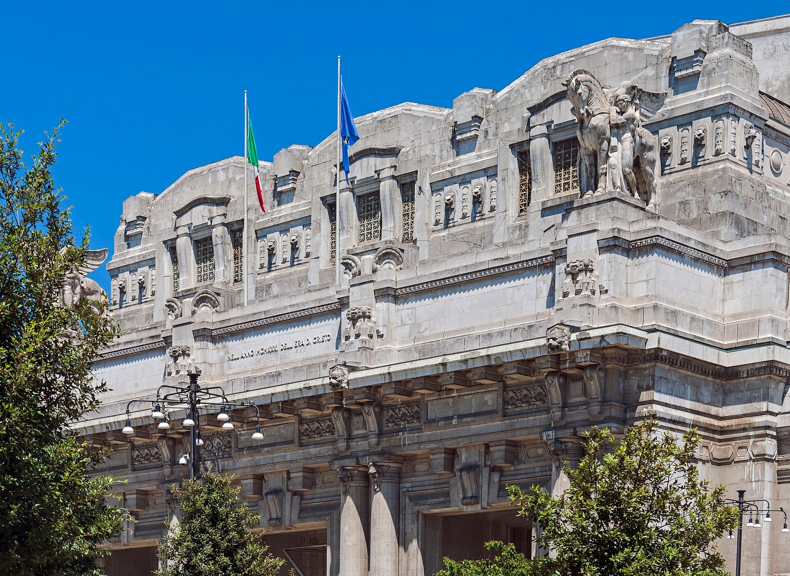 Las esculturas monumentales de la fachada de Milano Centrale