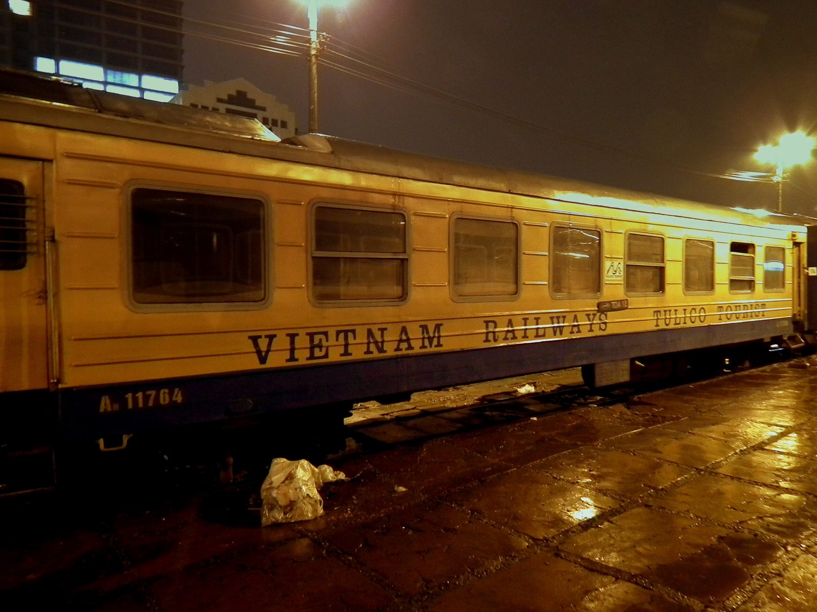 Coche cama nocturno de Vietnam Railways en el anden de noche